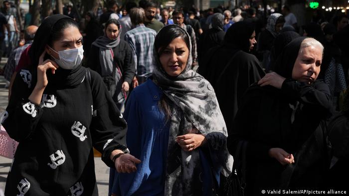 Протестите срещу забрадките в Иран не секват