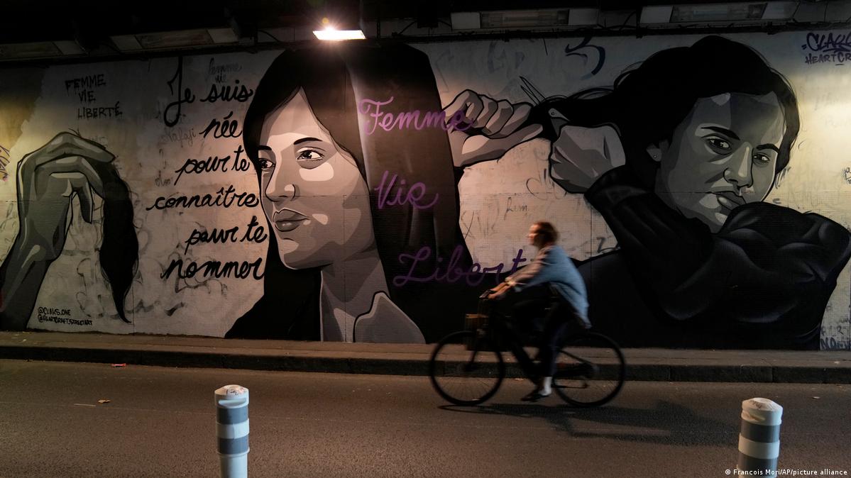 Graffiti em Paris mostra mulheres cortando o cabelo