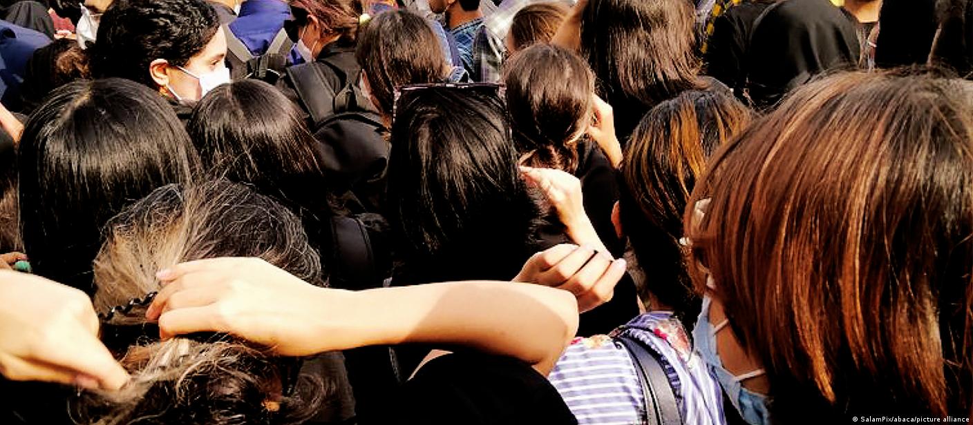 صحنه‌ای از اعتراضات دختران دانش‌آموز در جنبش اعتراضی ۱۴۰۱