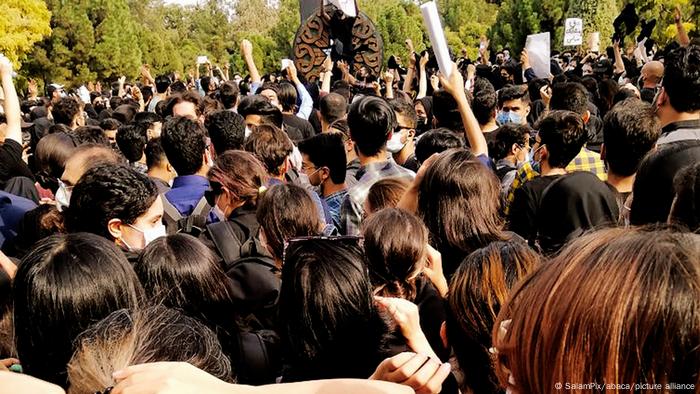 Haare zeigen als Protest von Schülerinnen in Shiraz Haare zeigen als Protest von Schülerinnen in Shiraz