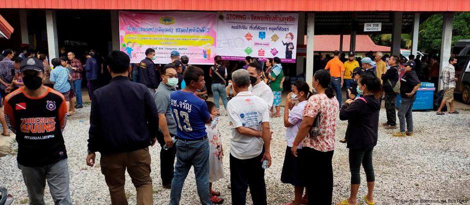 Pessoas reunidas do lado de fora de creche no nordeste da Tailândia. Local foi alvo de tiroteio em massa que resultou na morte de pelo menos 23 crianças.