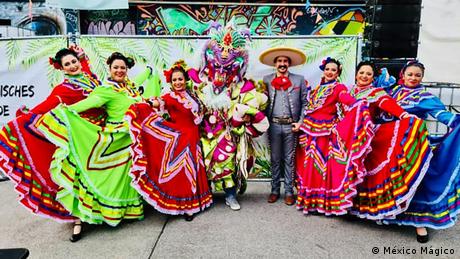 Integrantes del grupo musical folclórico México Mágico.