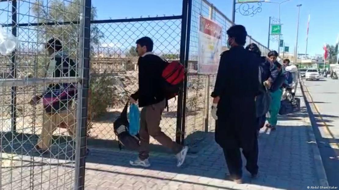 پاکستان کے خراب معاشی حالات سے تنگ بہت سے شہری ہمسایہ ملک ایران میں غیرقانونی اور قانونی طریقے سے کام کاج  حاصل کرنے کی کوشش کرتے ہیں