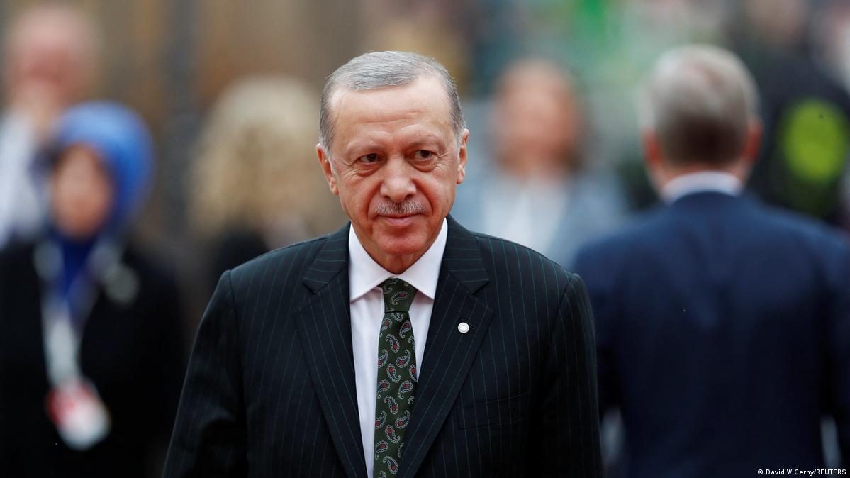 Turkey Erdogan sets stage for earlier elections DW 01/18/2023