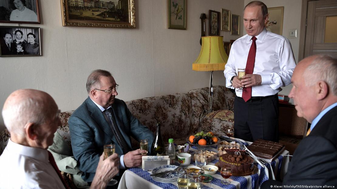 Владимир Путин во 2017 година му го честита 90-от роденден на својот КГБ-шеф од времињата во Дрезден, Лазар Матвејев
