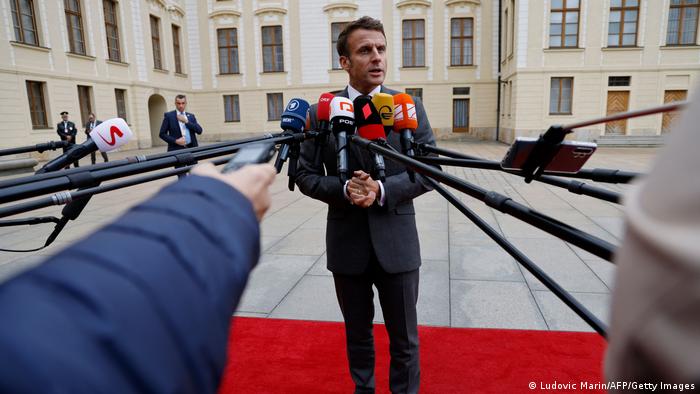 Emmanuel Macron vor Pressemikrofonen im Prager Schloss