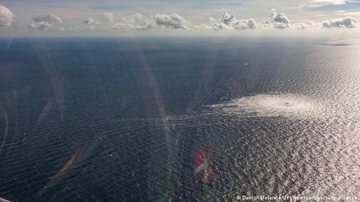 Zdjęcie przedstawia taflę morza po prawej stronie zmąconą przez wyciek gazu