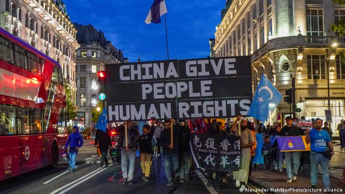 一项调查显示，中国是全球人权最差的国家，图为2022年中国国庆日当天，一群抗议者在英国伦敦呼吁中国政府给予民众人权（资料照）