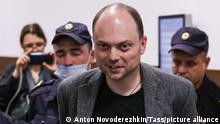 ARCHIV August 2022 *** DIESES FOTO WIRD VON DER RUSSISCHEN STAATSAGENTUR TASS ZUR VERFÜGUNG GESTELLT. [MOSCOW, RUSSIA - AUGUST 9, 2022: Law enforcement officers escort Russian opposition activist Vladimir Kara-Murza after a remand hearing at Moscow's Basmanny District Court. Put on the foreign agents list by the Russian Justice Ministry, Kara-Murza is charged with spreading false information about the Russian Armed Forces and running an organisation declared undesirable The court has granted the prosecution's request and extended Kara-Murza's arrest until October 12. Anton Novoderezhkin/TASS]