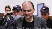 ARCHIV August 2022 *** DIESES FOTO WIRD VON DER RUSSISCHEN STAATSAGENTUR TASS ZUR VERFÜGUNG GESTELLT. [MOSCOW, RUSSIA - AUGUST 9, 2022: Law enforcement officers escort Russian opposition activist Vladimir Kara-Murza after a remand hearing at Moscow's Basmanny District Court. Put on the foreign agents list by the Russian Justice Ministry, Kara-Murza is charged with spreading false information about the Russian Armed Forces and running an organisation declared undesirable The court has granted the prosecution's request and extended Kara-Murza's arrest until October 12. Anton Novoderezhkin/TASS]