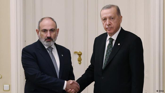 Recep Erdogan und Nikol Paschinyan geben sich für ein Foto die Hand