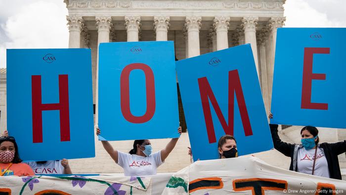 En Washington, manifestantes a favor del DACA levantan carteles con las letras que componen la palabra home (casa, patria).