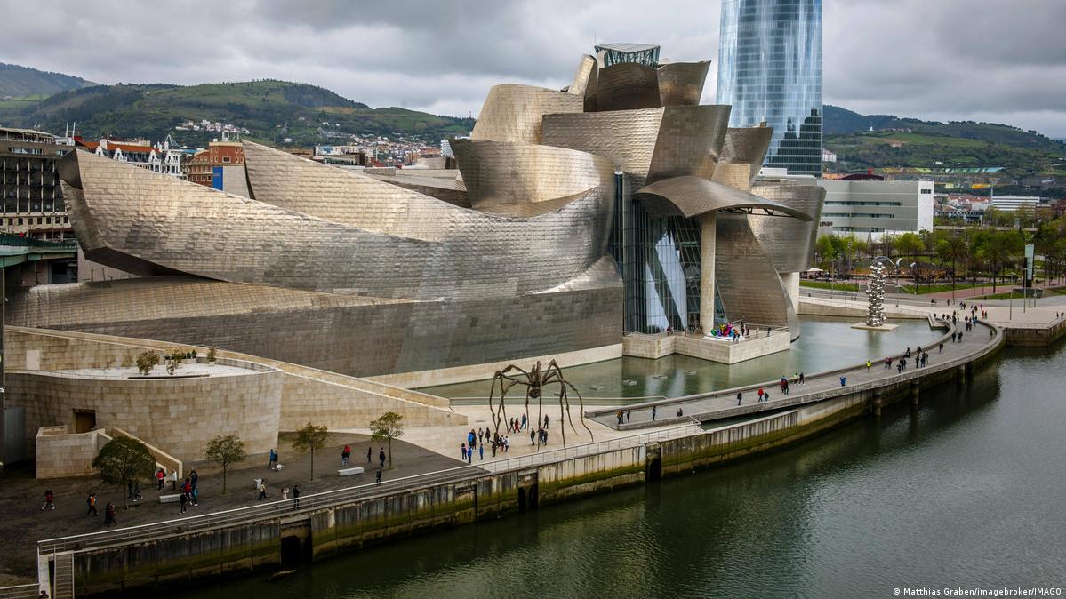 the person  Guggenheim Museum Bilbao