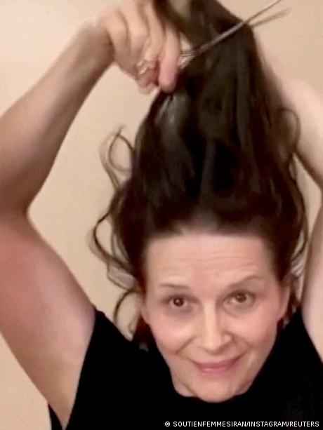Schauspielerin Juliette Binoche schneidet sich Haare | Protest gegen Iran 