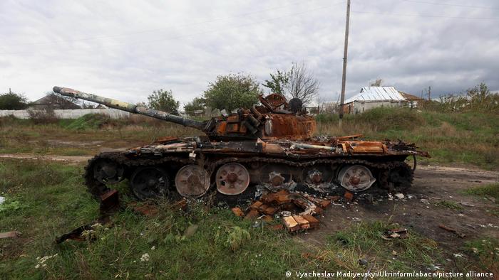Ein zerstörter russischer Panzer in Charkiw im Oktober 2022