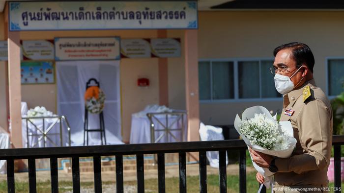 Foto de archivo del primer ministro de Tailandia mientras deja un arreglo floral en la guardería de Uthai Sawan.