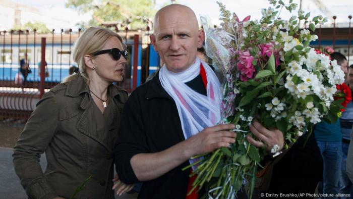 Ales Bjaljazki mit seiner Frau nach seiner Freilassung im Juni 2014 in Minsk