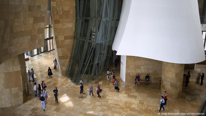 Blick ins Guggenheim-Museum Bilbao