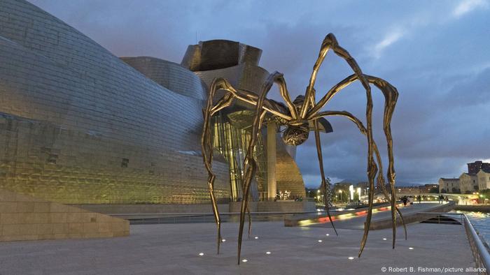 Spinnen-Skulptur von Louise Bourgeois vor dem Museum 