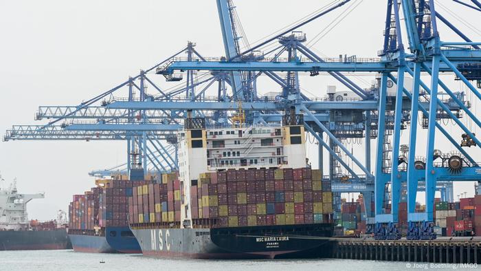 Kenia: Containerschiffe an Verladekränen im Hafen in Mombasa (Foto: Joerg Boethling/IMAGO)