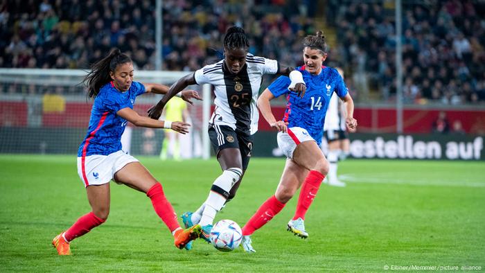 Deutschlands Nationalspielerin Nicole Anyomi führt den Ball und wird von zwei Französinnen bedrängt. 