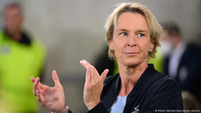 Martina Voss-Tecklenburg, Bundestrainerin, klatscht in die Hände - am Rande des Freundschaftsspiels Deutschland gegen Frankreich. 