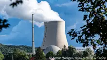 Wasserdampf steigt aus dem Kühlturm des Atomkraftwerks (AKW) Isar 2.