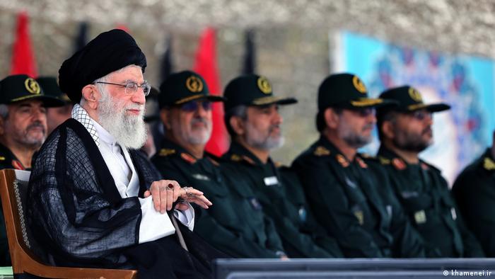 伊朗真正掌权者、最高宗教领袖哈梅内伊与军队指挥官