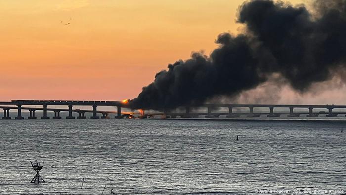 Foto de incendio en puente Kerch en Crimea