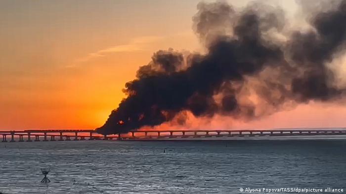 Поне една експлозия е станала рано тази сутрин на Керченския