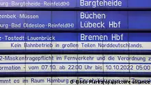 08.10.2022, Hamburg: Zugausfälle und Verspätungen werden im Hauptbahnhof Hamburg an einer Anzeigentafel anzeigt, nachdem der Fernverkehr in Norddeutschland zum Erliegen gekommen ist. Eine technische Störung führt nach Angaben der Deutschen Bahn in Norddeutschland derzeit zum kompletten Stillstand im Fernverkehr. Betroffen seien alle ICE- sowie IC- und EC-Züge in Norddeutschland, teilte die Bahn am Samstagmorgen mit. Foto: Bodo Marks/dpa +++ dpa-Bildfunk +++