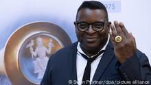 Filmemacher und Preisträger Isaac Julien zeigt den Kaiserring an seinem Finger. Der Goslarer Kaiserring, eine immaterielle Auszeichnung für bildende Künstler der Gegenwart, wird von der Stadt Goslar seit 1975 verliehen. Er zählt zu den bedeutendsten Kunstpreisen Deutschlands.