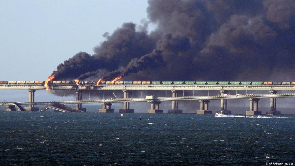 Russia-Ukraine updates: Putin increases security after Crimea bridge blast  | News | DW | 09.10.2022
