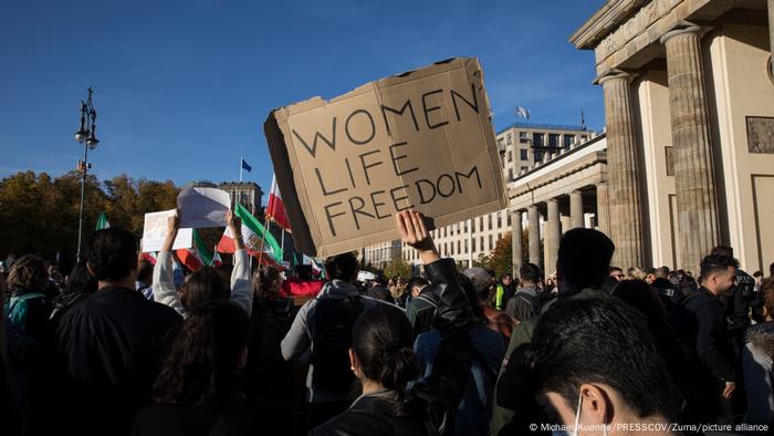 Demonstration für Freiheit und Frauenrechte im Iran vor dem Brandenburger Tor in Berlin Demonstration für Freiheit und Frauenrechte im Iran vor dem Brandenburger Tor in Berlin
