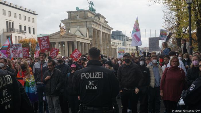 Gegenprotest am Brandenburger Tor mit Schildern auf denen Parolen wie Nazis die Rote Karte zeigen steht. Die Polizei sorgte dafür, dass sich die unterschiedlichen Lager nicht zu nahe kamen