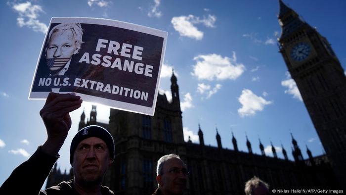 Demonstracije u Londonu za puštanje na slobodu Juliana Assangea