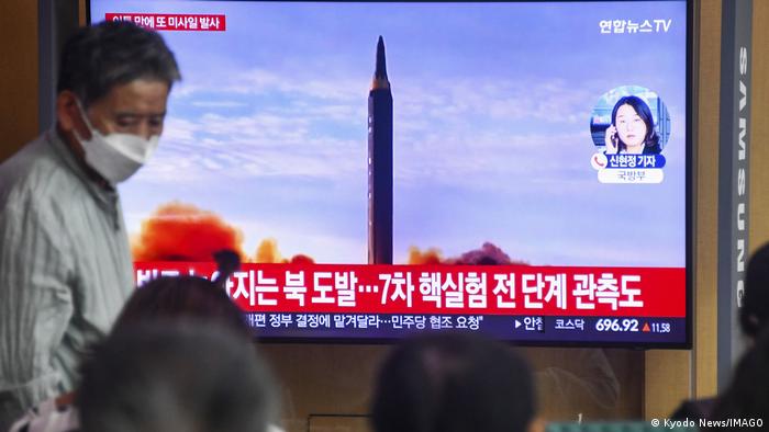 La televisión sudcoreana mostró los más recientes lanzamientos de misiles desde Pyongyang hacia el Mar de Japón. (06.10.2022)