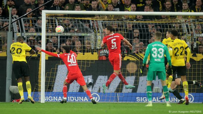 90.+5. Minute: Anthony Modeste köpft den Ball zum 2:2-Ausgleich ins Tor der Bayern