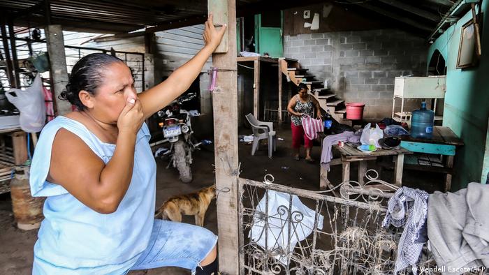 Una mujer de El Progreso, Honduras, se encuentra en su casa y parece preocupada. 