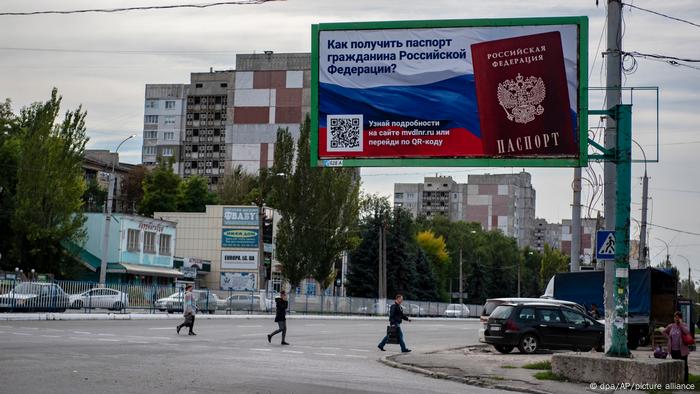 Werbung für einen russischen Pass in Luhansk im September 2022