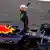 Sieger Max Verstappen steht nach dem Rennen in Suzuka jubelnd auf seinem Red Bull