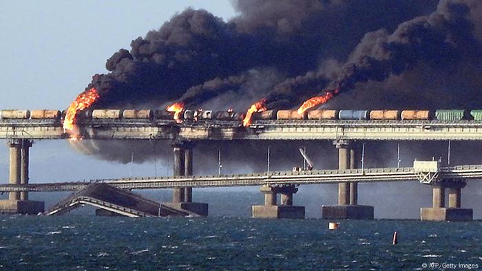 Aus brennenden Waggons eines Zuges auf der Krim-Brücke schlagen nach einer Explosion schwarze Brandwolken in den Himmel