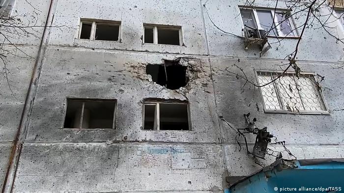 Ein beschädigter Wohnblock als Folge von Kampfhandlungen in Enerhodar in der Ukraine