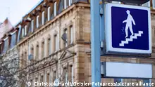 15/01/2017***
Hinweisschild für die Fußgängerunterführung an der U-Bahn-Station 'Bärenschanze'. Nürnberg, 15.01.2017