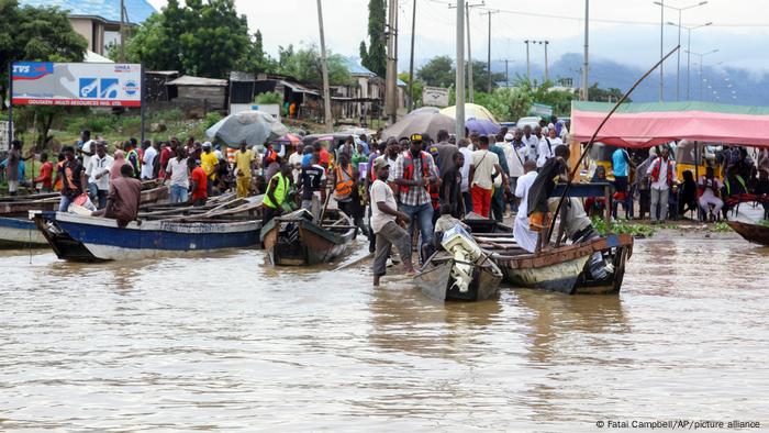 Personas varadas por las inundaciones tras varios días de aguaceros se movilizan en botes en Kogi, Nigeria, el jueves 6 de octubre de 2022. 