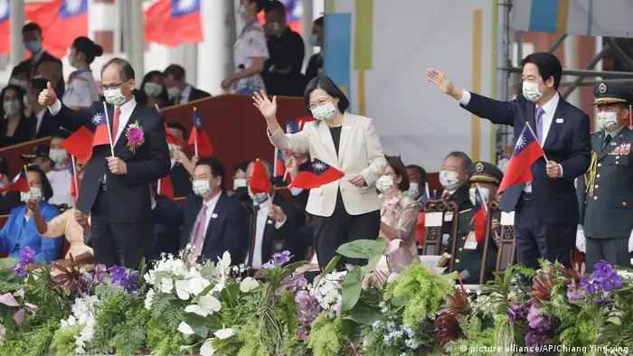 台灣第一位女總統蔡英文於2022年10月10日國慶典禮上揮手致意。