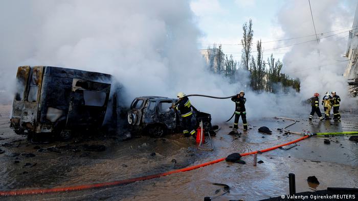 Los bomberos trabajan para apagar el fuego tras el impacto de misiles rusos, en Kiev, la capital ucraniana.