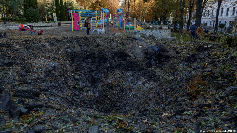 Kiev'de çocuk parkına düşen bir Rus füzesinin oluşturduğu krater
