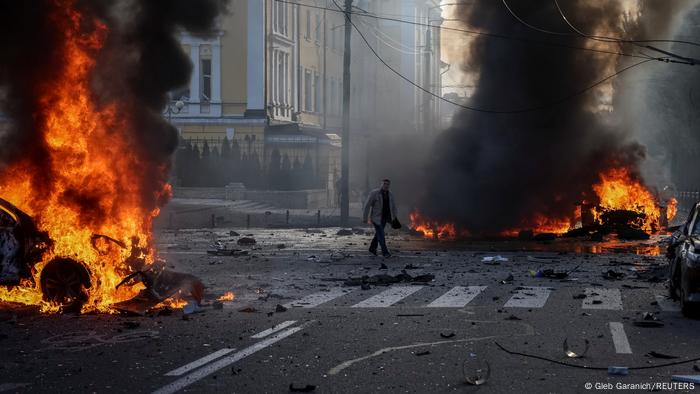Autos brennen nach dem Raketenbeschuss in der Hauptstadt der Ukraine Autos brennen nach dem Raketenbeschuss in der Hauptstadt der Ukraine