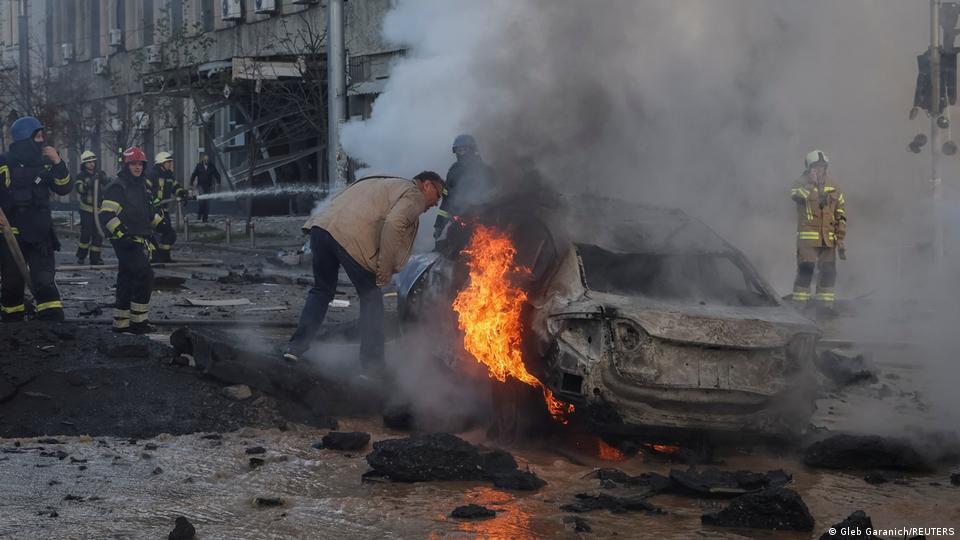 Bombalanan Kiev'de yanan araçlardan biri